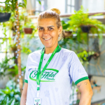 Dilvane, subgerente do Pet Hotel Pampulha, em momento de trabalho e cuidado com os animais